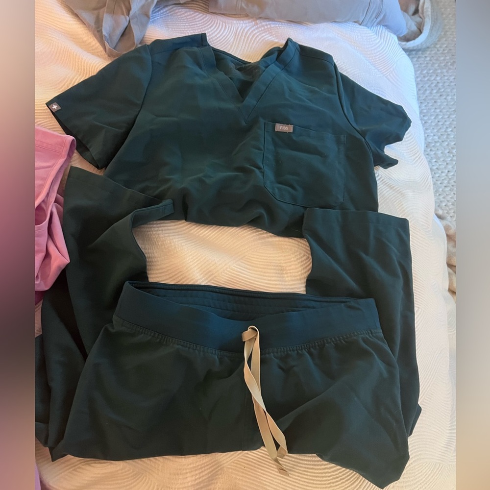 Figs scrubs size medium tall pants size small top